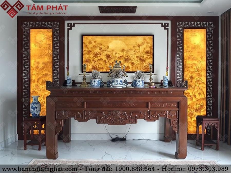 Bàn thờ gia tiên được đục chạm hoa văn đep mắt