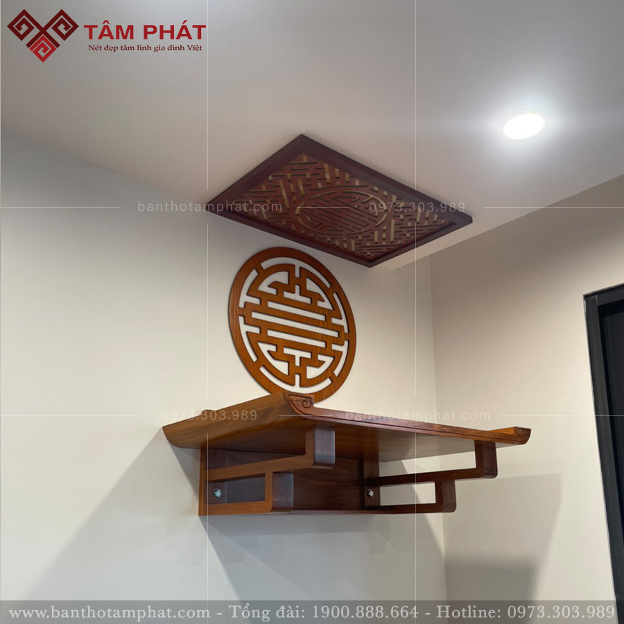 Bàn thờ gỗ Hương thường được sơn bóng giữ nguyên màu gỗ