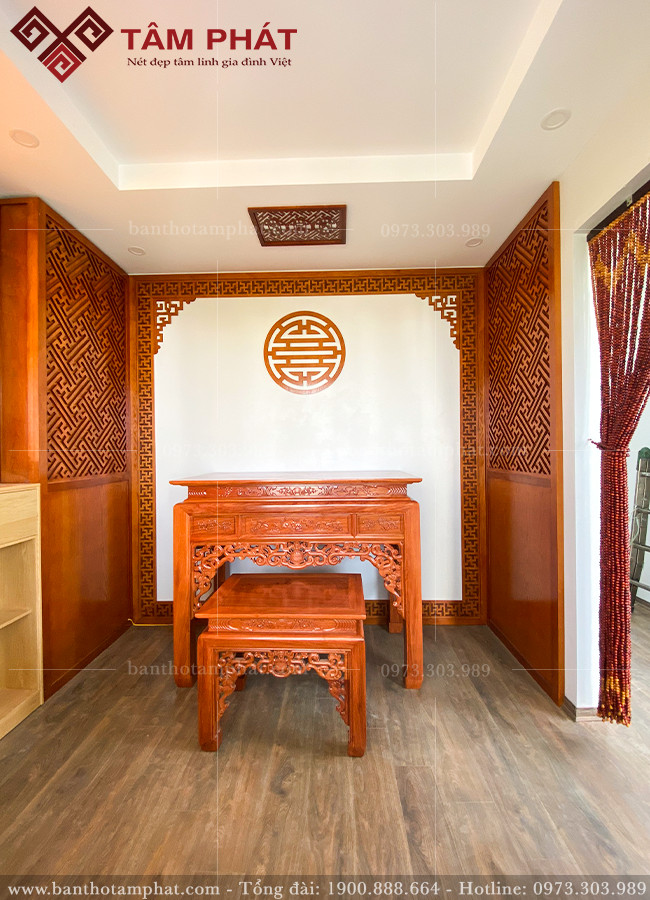 Bàn thờ được làm từ gỗ Hương Đá chọn lọc kỹ
