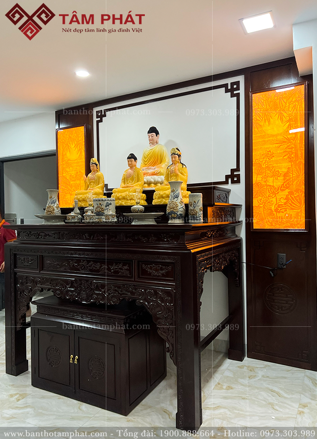 Tranh trúc chỉ phòng thờ tạo nên ánh sáng đầm ấm cho phòng thờ
