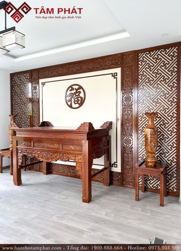 Phòng thờ được chạm đục hoa văn độc đáo