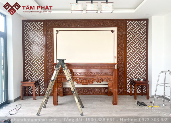 Hoàn thiện phòng thờ gia tiên được trang trí ốp gỗ