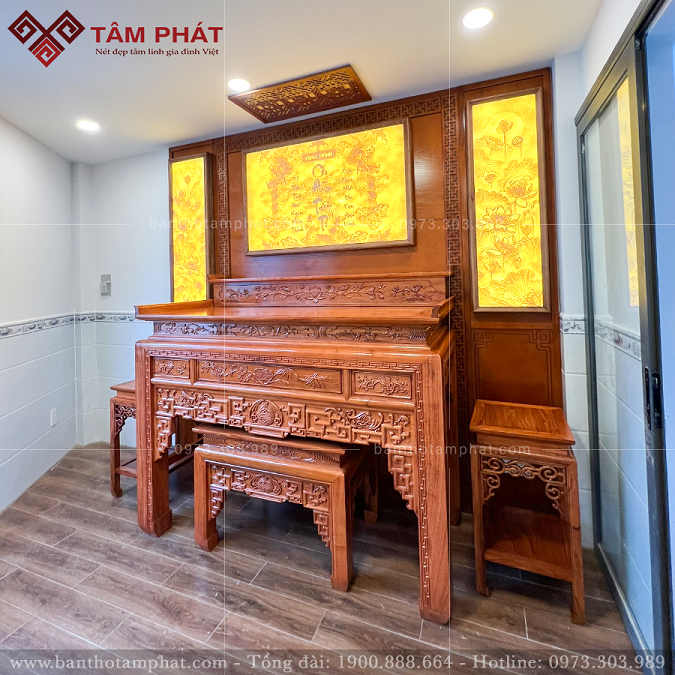 Phòng thờ được trang trí bằng ốp gỗ và tranh trúc chỉ thủ công