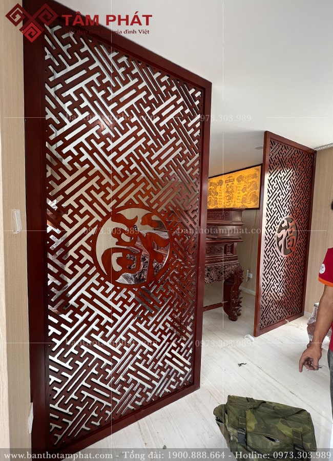 Vách ngăn phòng thờ tạo nên không gian kín đáo cho phòng thờ