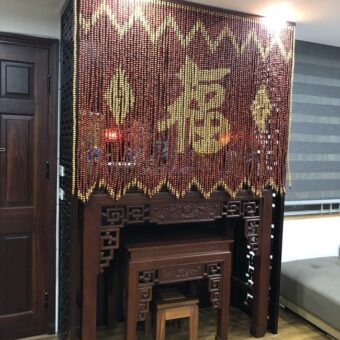 Rèm hạt gỗ che bàn thờ chung cư mẫu REM-0024