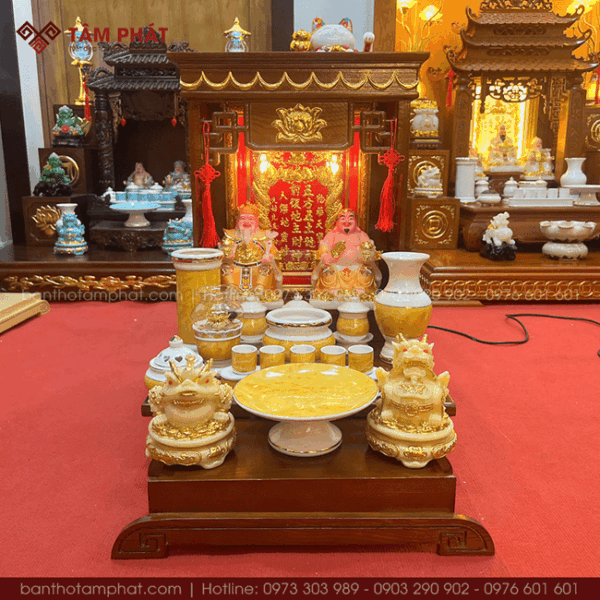 Bàn thờ Ông Địa kết hợp tượng và đồ thờ màu vàng