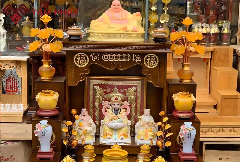 có nên đề đồ trên nóc bàn thờ ông địa hay không
