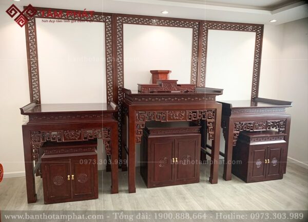 Phòng thờ 3 bàn đứng mẫu triện sen được yêu thích sử dụng.