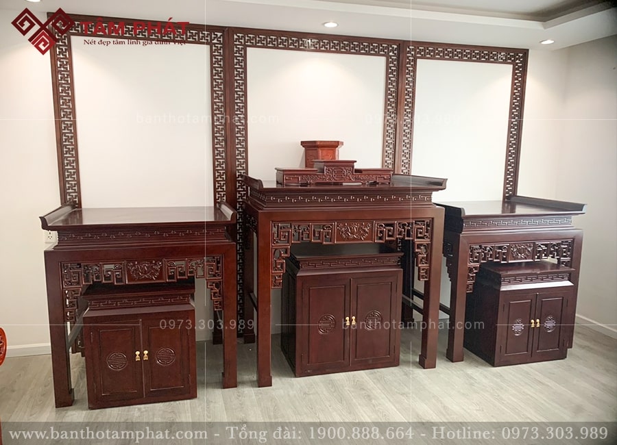 Phòng thờ 3 bàn đứng mẫu triện sen được yêu thích sử dụng.