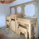 Phòng thờ BT-1250 trang trí hậu đơn giản với các đường viền công, viền góc.