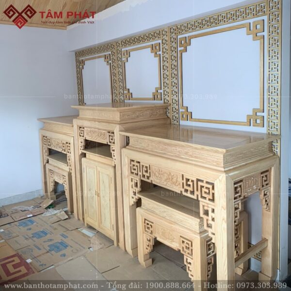 Phòng thờ BT-1250 trang trí hậu đơn giản với các đường viền công, viền góc.