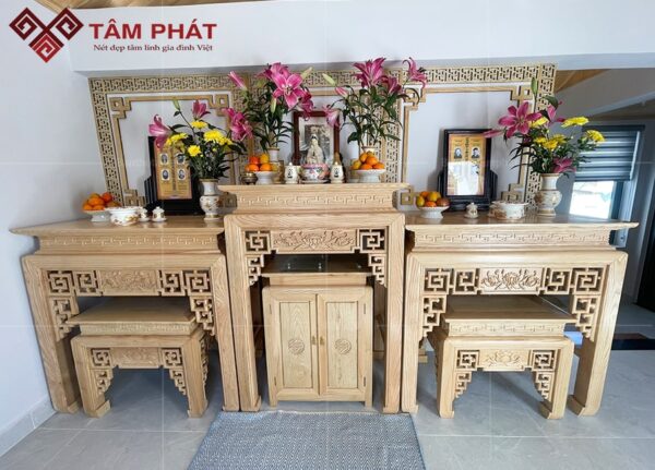 Ba bàn thờ BT-1250 bố trí cân đối, chuẩn phong thủy.