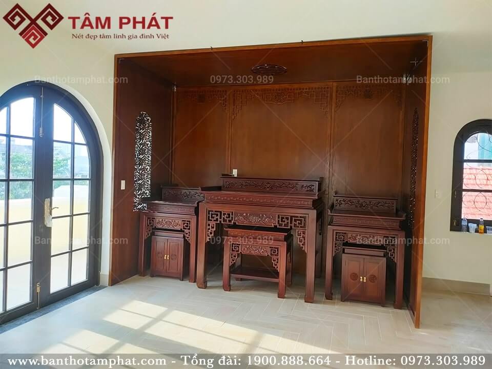 Ba bàn thờ BT-1247 bố trí chuẩn phong thủy, cân đối hài hòa.