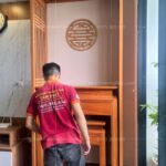 Bàn thờ đứng đơn giản, phù hợp với không gian phòng khách hiện đại.