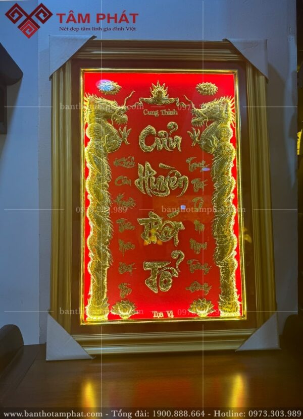 Bài vị cửu huyền thất tổ chữ nổi dát vàng.
