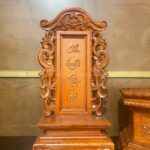 Bài vị Cửu Huyền Thất tổ chạm khắc chim Phụng đối xứng 2 bên.