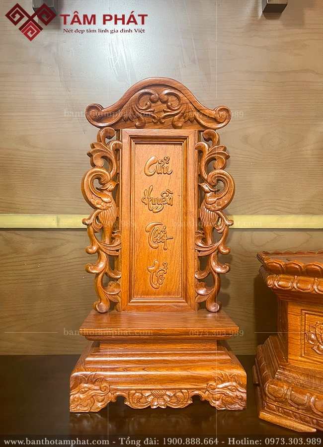Bài vị Cửu Huyền Thất tổ chạm khắc chim Phụng đối xứng 2 bên.