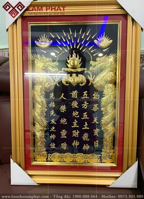 Bài vị thần tài chữ nổi, dát vàng.