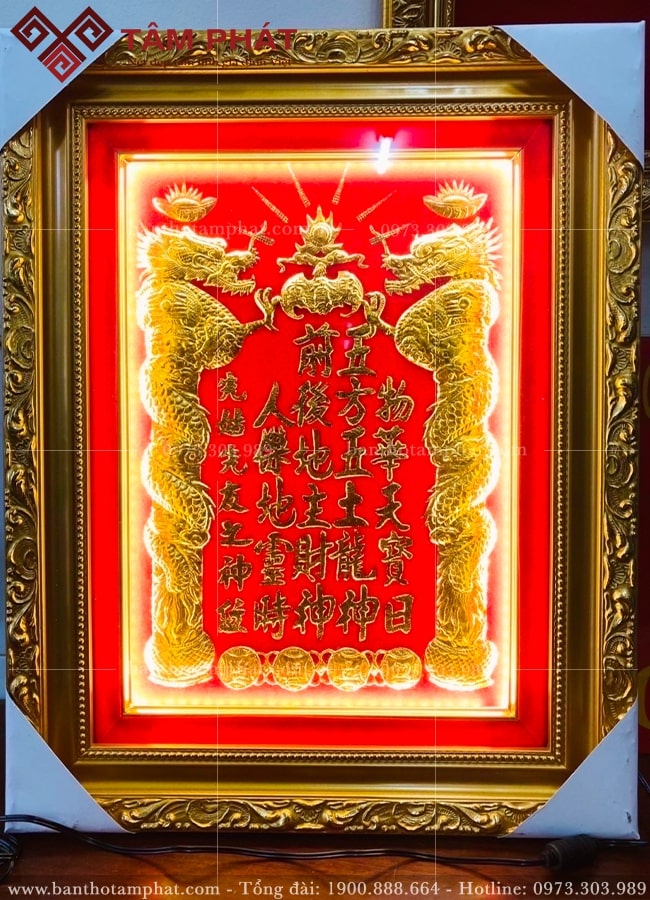 Bài vị thần tài màu đỏ sang trọng.