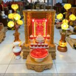 Bài vị được cân đối phía sau bàn thờ Thần Tài Ông Địa.