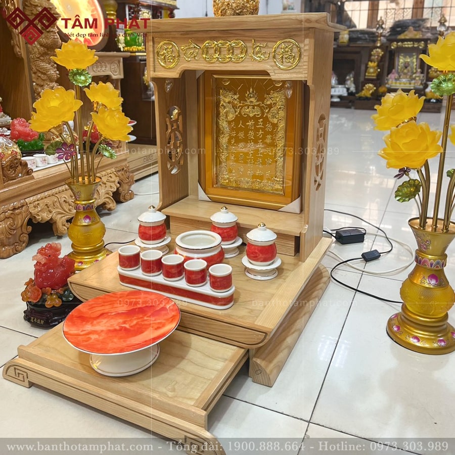 Được bài trí phía sau bàn thờ thần tài.