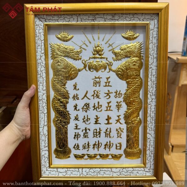 Nổi bật với họa tiết viền rạn độc đáo, chữ nổi dát vàng đẹp.