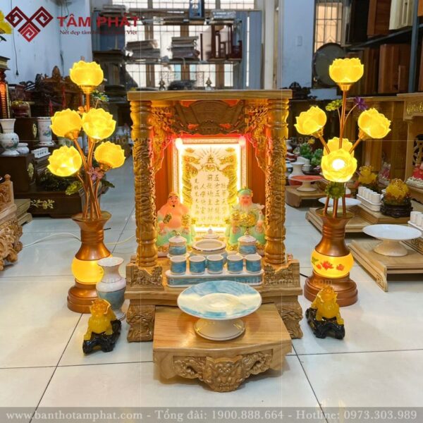 Bài vị được đặt phía sau tượng Thần Tài Ông Địa.