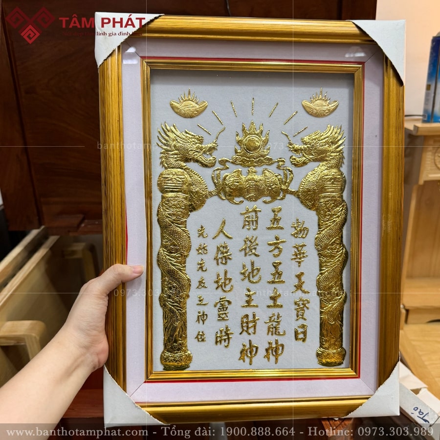 Nổi bật với nền trắng, chữ nổi dát vàng.