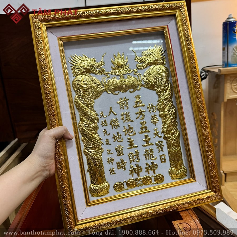 Khung họa tiết, làm từ hợp kim nhôm có độ bền cao.
