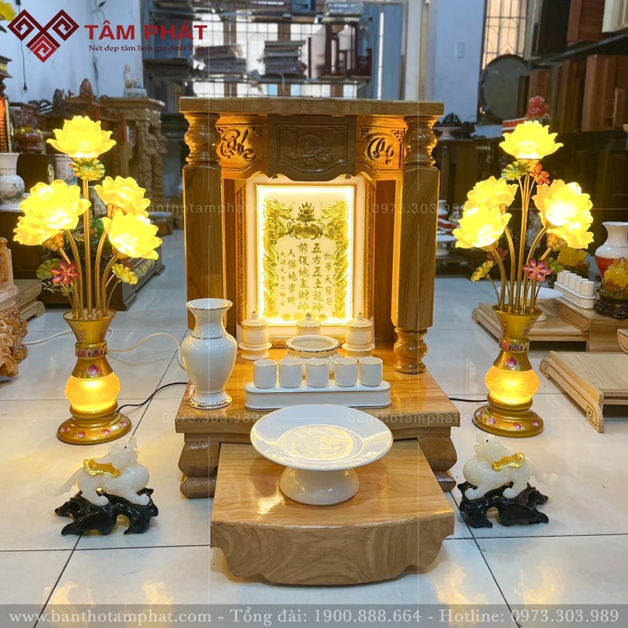 Phù hợp bài trí phía sau bàn thờ thần tài.