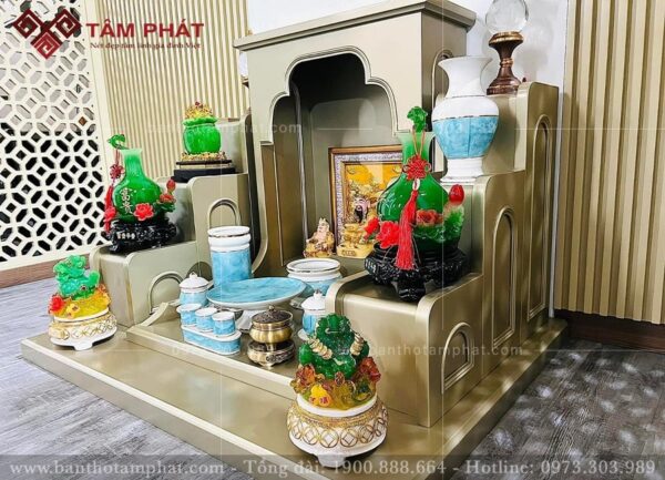 Bàn thờ Thần Tài Ông Địa đa dạng kích thước, màu sắc.