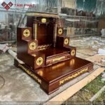 Đôn tam cấp đồng tiền dát vàng bài trí 2 bên bàn thờ Thần Tài.