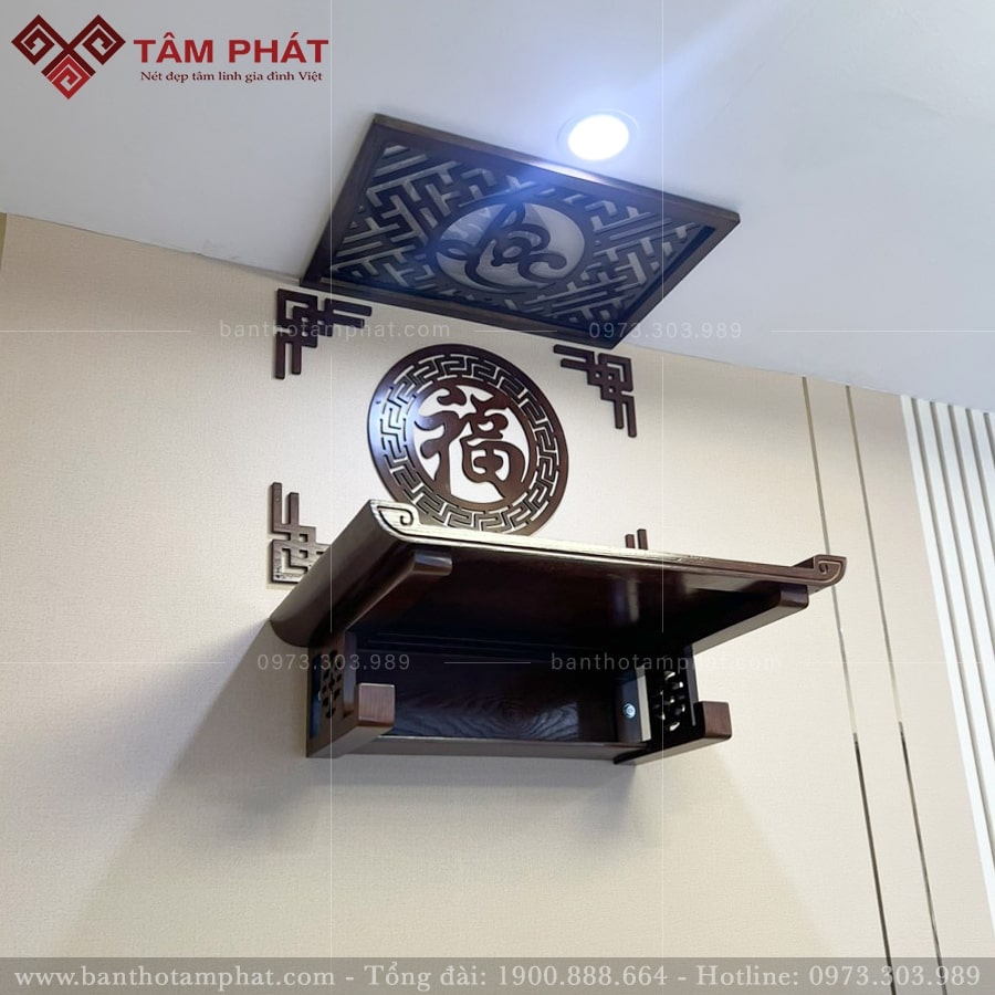Nổi bật với ốp tròn và bộ viền góc trang trí tinh tế phía sau. 