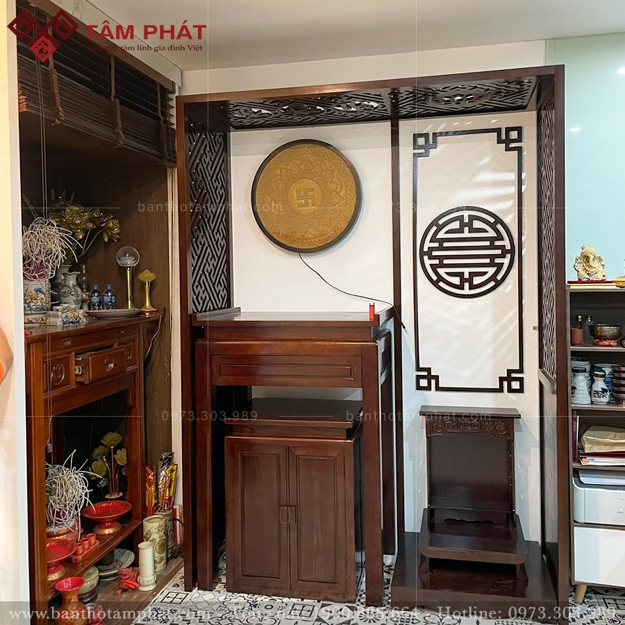 Bàn thờ Gia tiên và bàn thờ Thần Tài bố trí trng cùng một không gian.