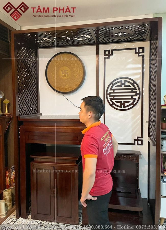 Không gian thờ hiện đại, không nhiều họa tiết hoa văn cầu kì.