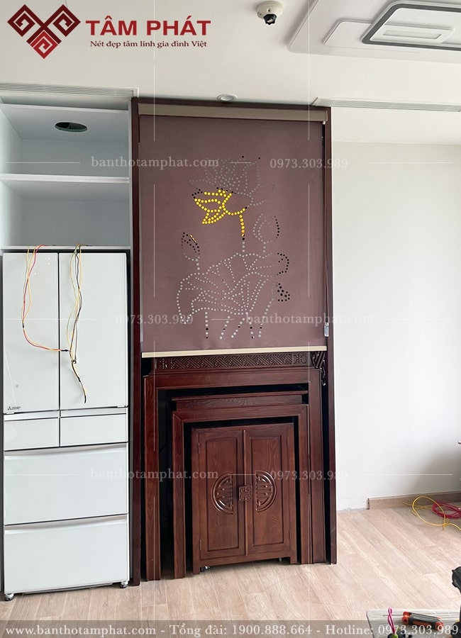 Rèm che tiện lợi dễ dàng thao tác kéo lên xuống khi cúng đơm.