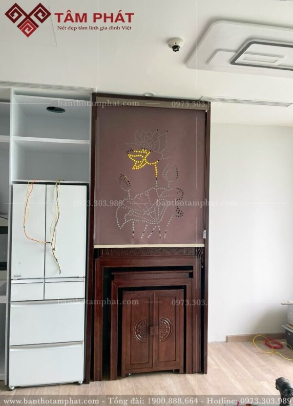 Rèm che bảo vệ không gian thờ trước ảnh hưởng từ môi trường, tạo nên sự kín đáo.