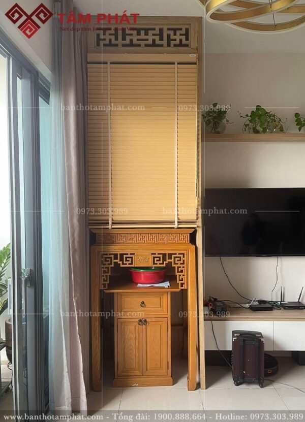 Mẫu phòng thờ đẹp kèm rèm sáo gỗ đồng bộ màu sắc.