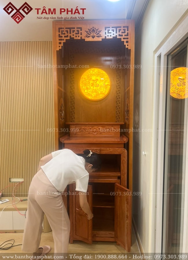 Phòng thờ nhỏ được lắp đặt chi tiết, chuẩn phong thủy.