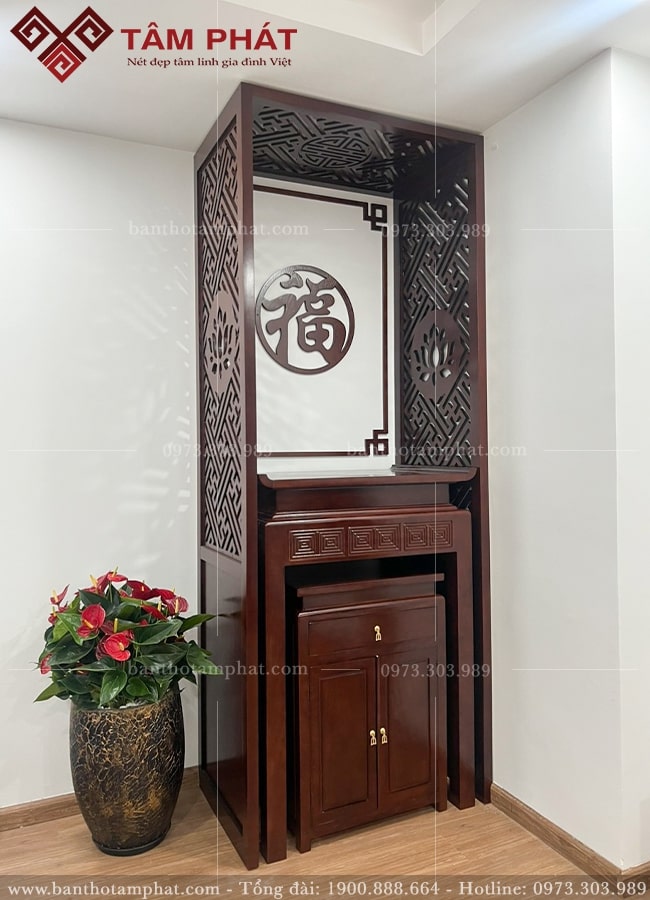 Thiết kế đơn giản hiện đại với vách ngăn cách trang nghiêm.
