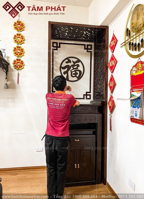 Viền góc bo gọn tạo sự chỉn chu, trang nhã cho bàn thờ.