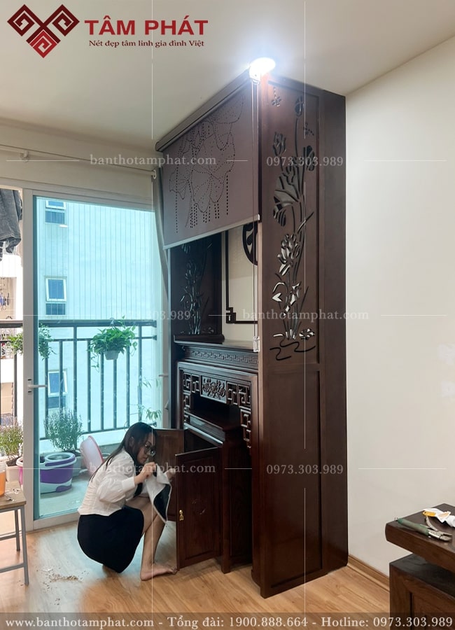 Rèm che vải nhựa laze hoa sen đẹp, tăng thẩm mỹ cho không gian thờ.