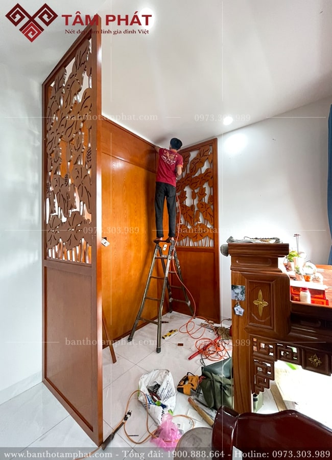 Phòng thờ gia tiên đẹp có vách ngăn kín đáo mẫu BT-1578 được hoàn thiện trọn gói.