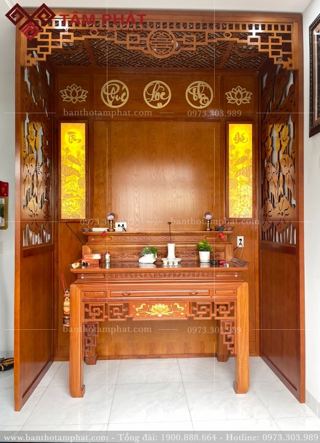 Phòng thờ gia tiên sang trọng với mẫu bàn thờ đứng nhị cấp đẹp.