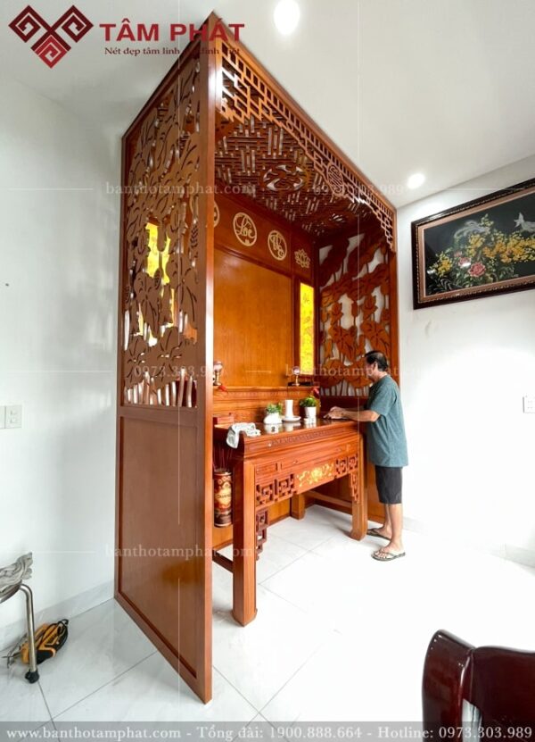 Vách ngăn và ốp hậu tăng tính thẩm mỹ cho không gian thờ.