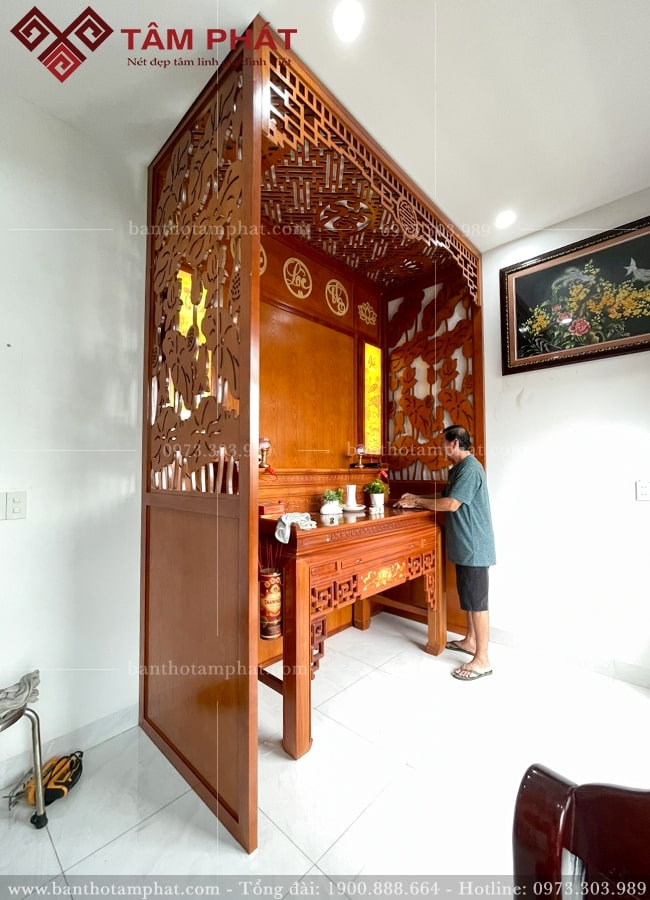 Vách ngăn và ốp hậu tăng tính thẩm mỹ cho không gian thờ.