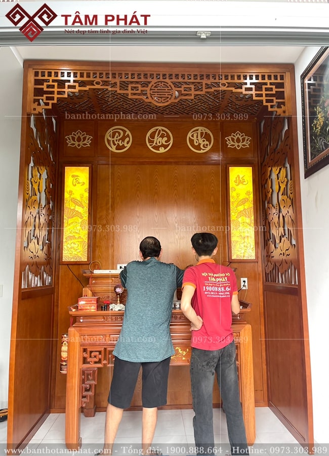 Phòng thờ BT-1578 trang trí tranh trúc chỉ phía sau tạo nên không gian thờ ấm cúng, trang nghiêm nhất.