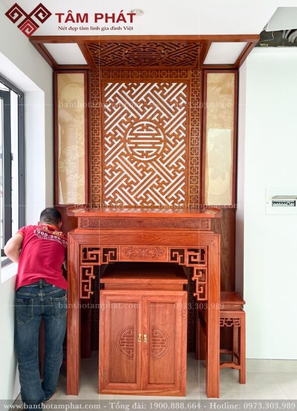 Bàn thờ được làm từ chất liệu gỗ tự nhiên có độ bền cao.