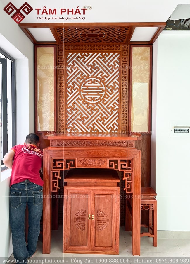 Bàn thờ được làm từ chất liệu gỗ tự nhiên có độ bền cao.