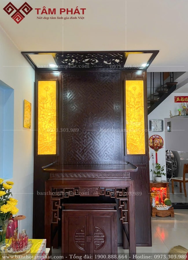 Không gian thờ đẹp với vách ốp sang trọng.